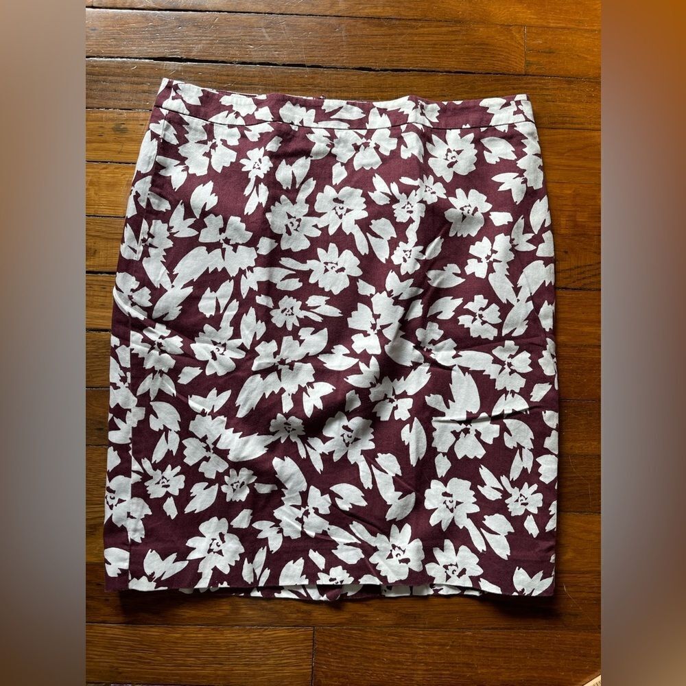 LOFT size 4 floral maroon and white pencil skirt